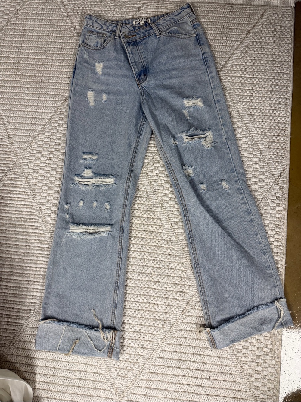 Buckle Signature8 Light Wash DistressedJeans